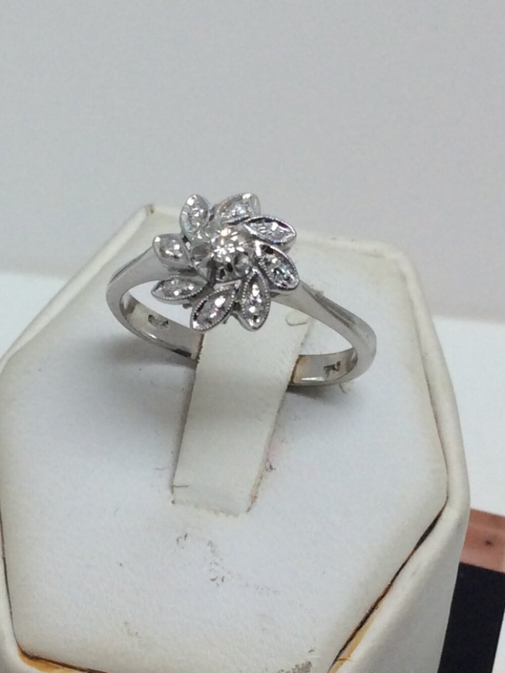 18K White Real Solid Gold Flower Diamond Lady Ring Size 7.5      3.40 gr